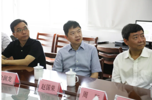 6月4日，省市場監(jiān)管局黨委委員、副局長，省藥品監(jiān)管局黨組書記、局長徐潤龍帶隊來公司開展“三服務(wù)”活動